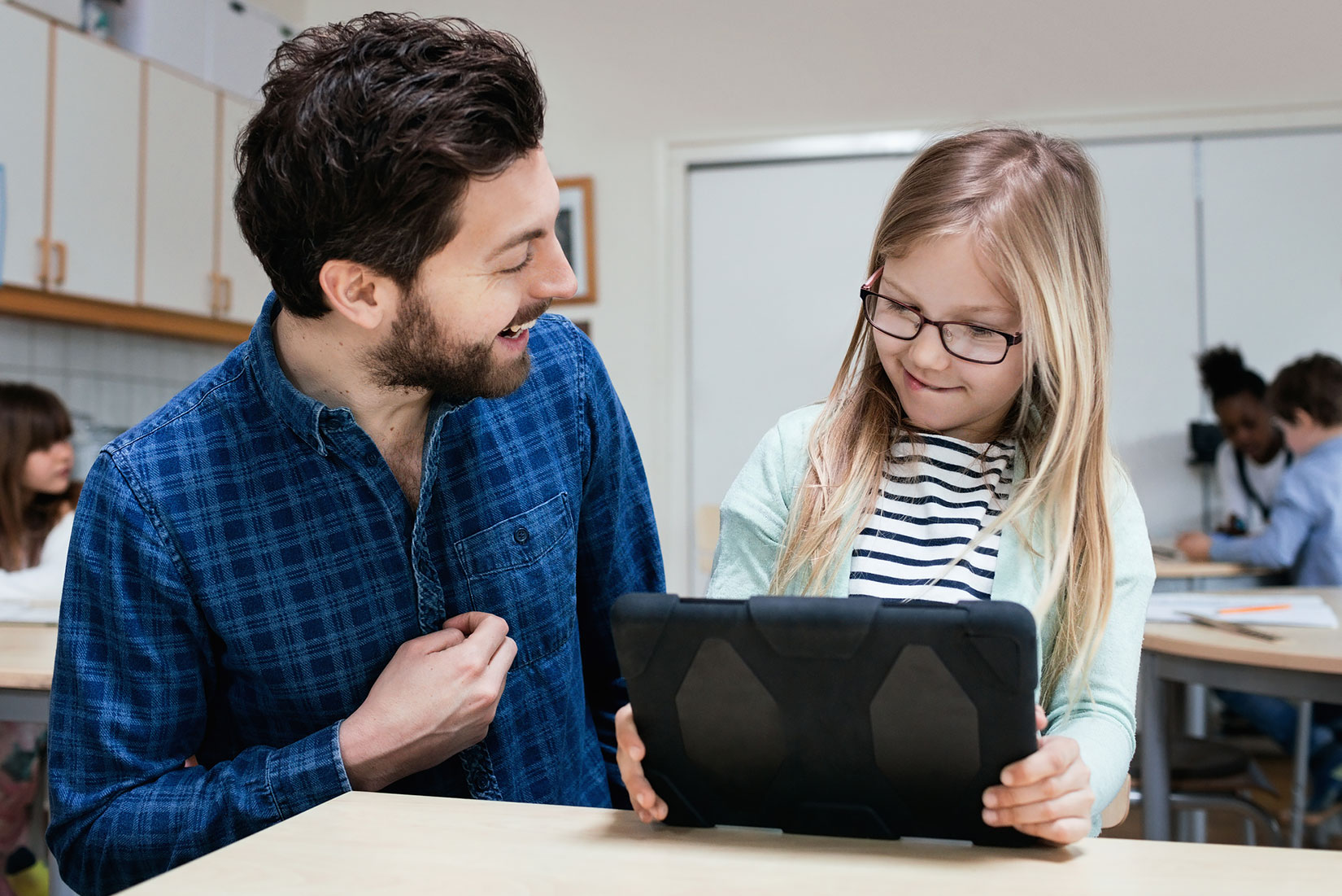 Manlig pedagog och elev