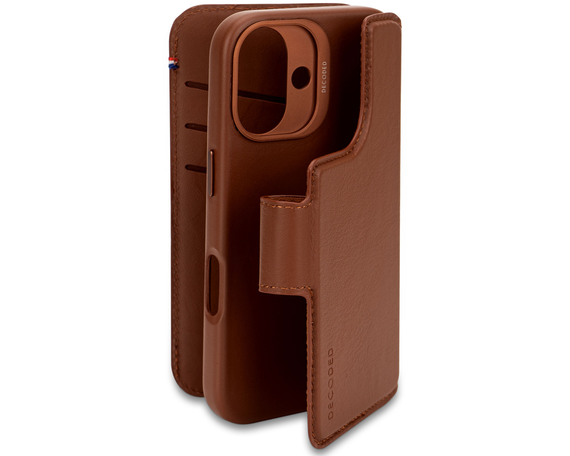 Decoded - Leather Detachable Wallet till iPhone 16 Brun