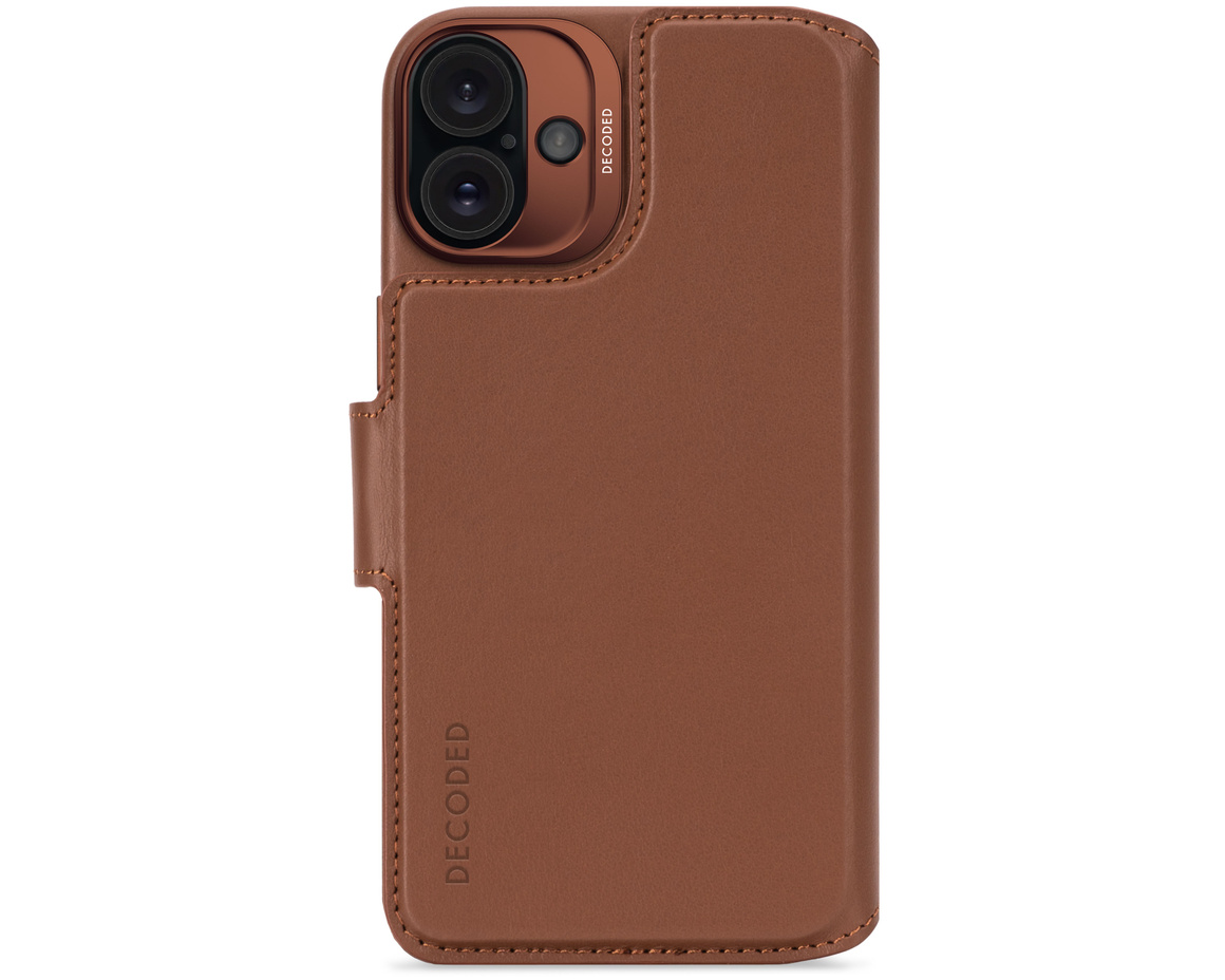 Decoded - Leather Detachable Wallet till iPhone 16 Plus Brun