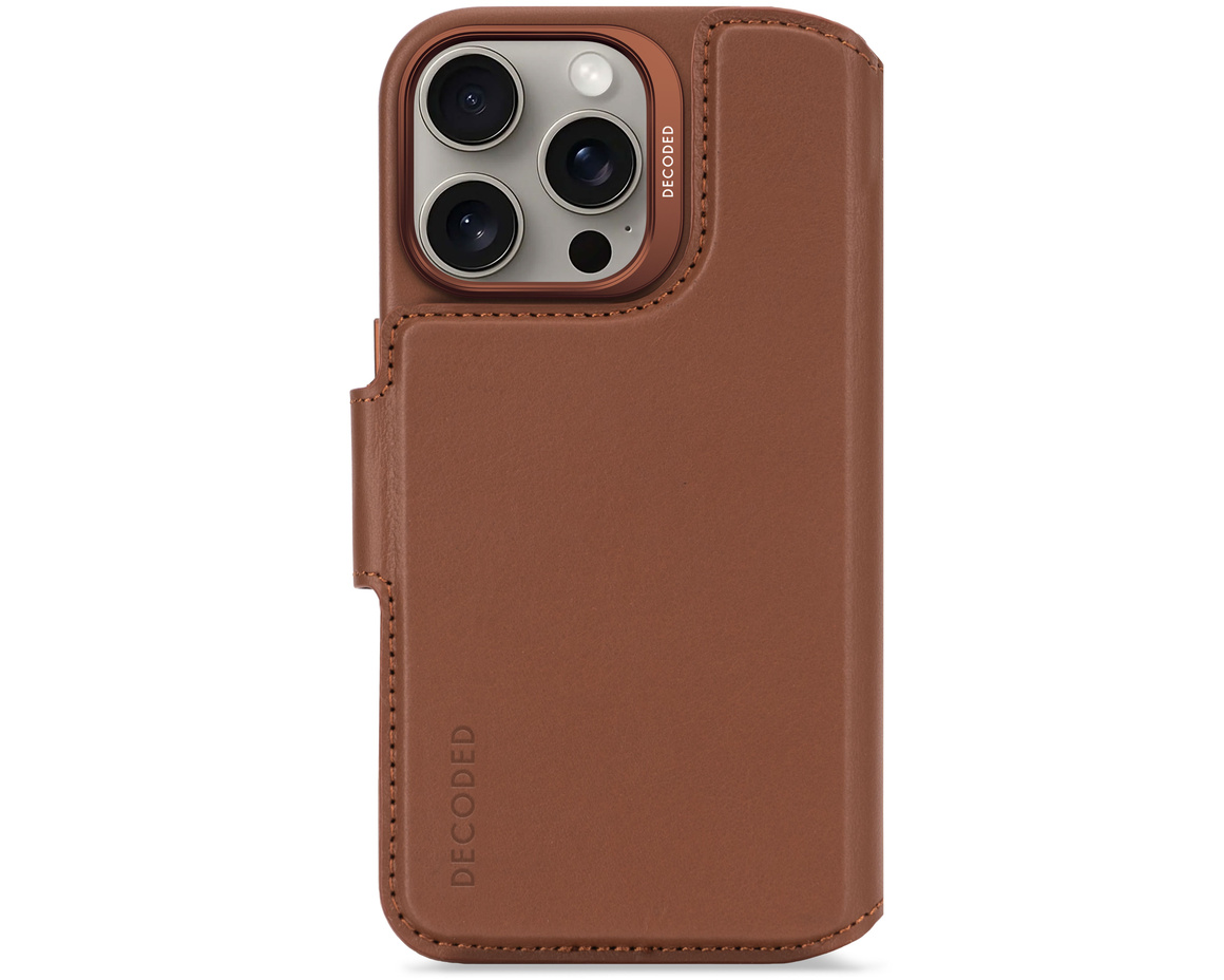 Decoded - Leather Detachable Wallet till iPhone 16 Pro Brun