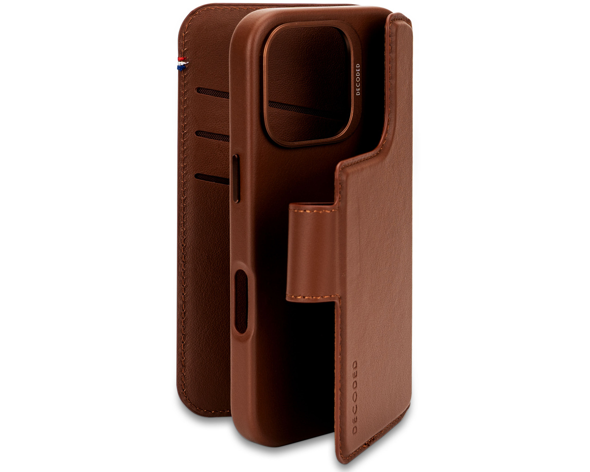 Decoded - Leather Detachable Wallet till iPhone 16 Pro Brun