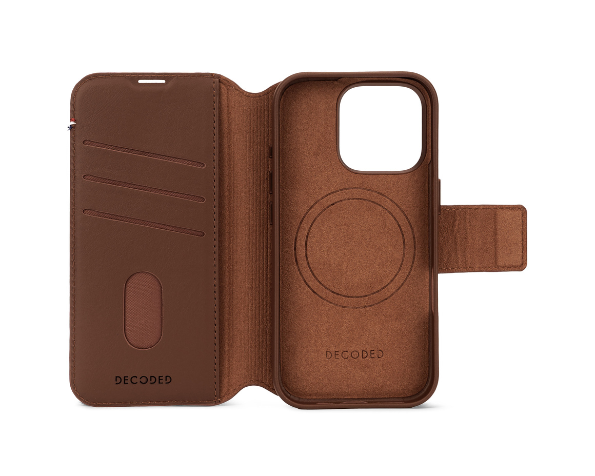 Decoded - Leather Detachable Wallet till iPhone 16 Pro Brun