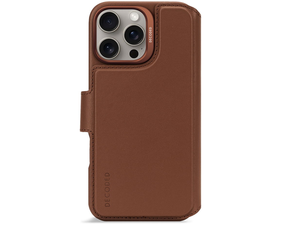 Decoded - Leather Detachable Wallet till iPhone 16 Pro Max Brun
