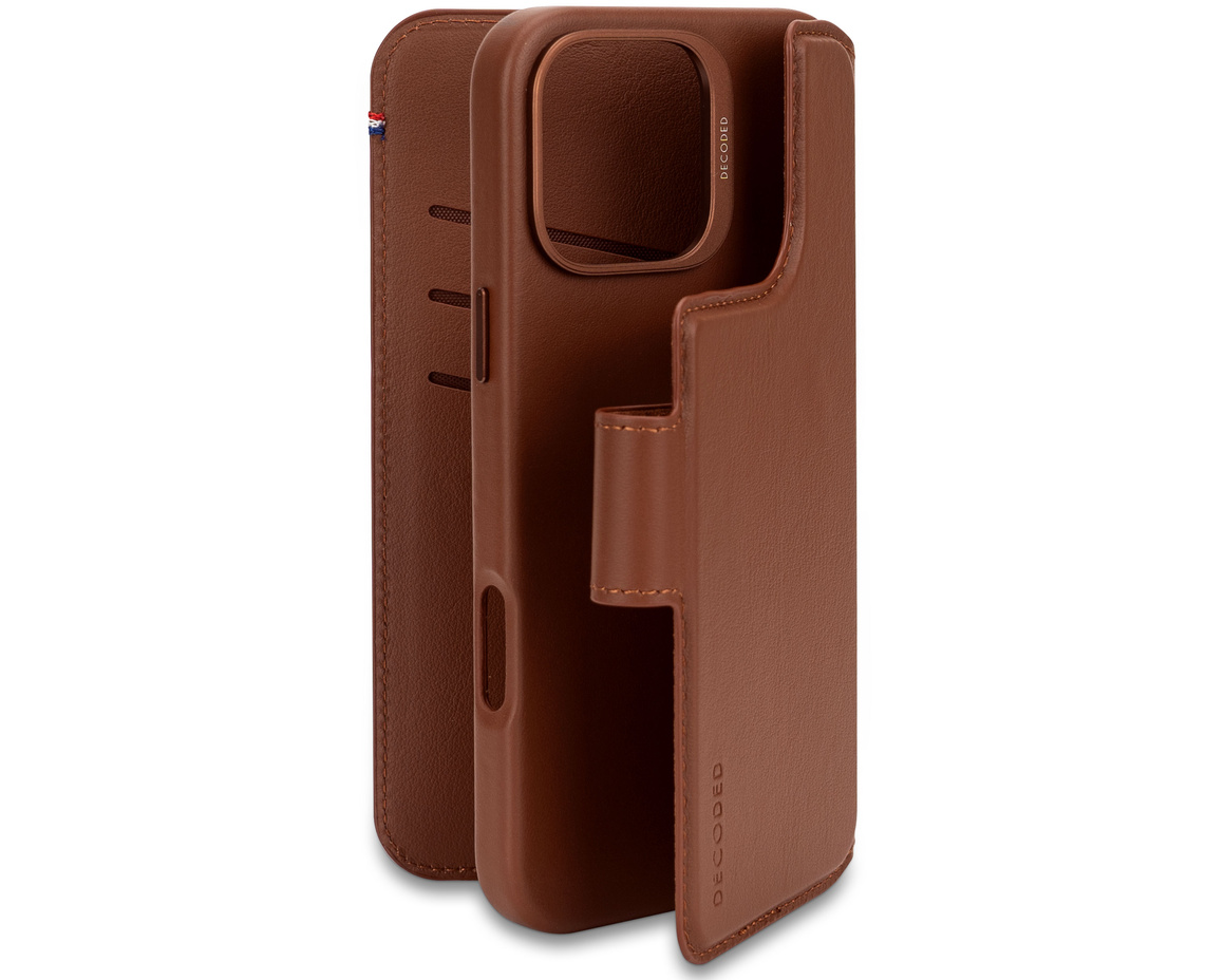 Decoded - Leather Detachable Wallet till iPhone 16 Pro Max Brun