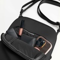 Incase A.R.C. Crossbody Väska - Svart