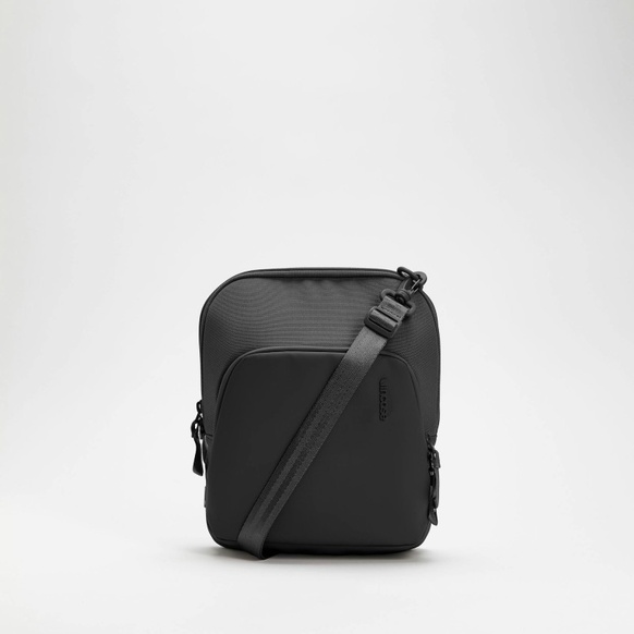 Incase A.R.C. Crossbody Väska - Svart
